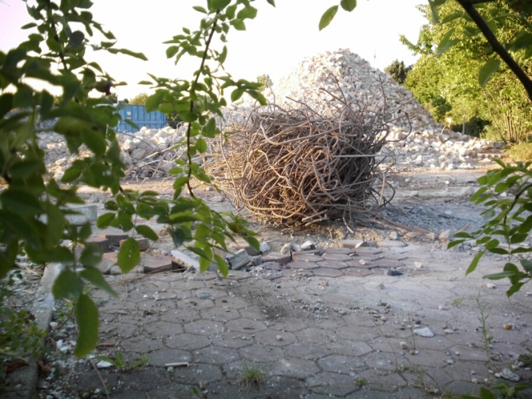 Penibel sortierte Überreste der Bebauung im Südosten der Anlage (Aufnahmedatum: Mittwoch, 22.08.2012)
