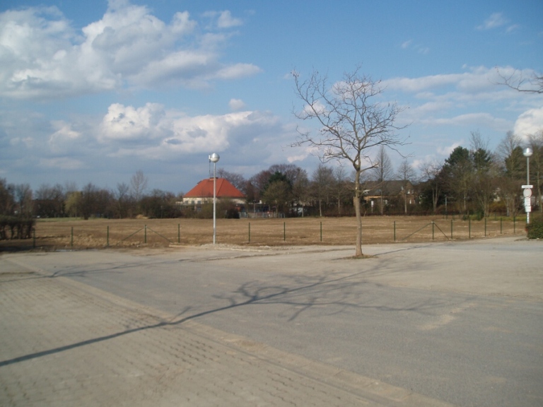 Blick vom ehemaligen PKW-Hauptparkplatz quer über die Anlage in Richtung Nordost mit Friedenskirche und Bürgerhaus im Hintergrund (Aufnahmedatum: Samstag, 13.04.2013
